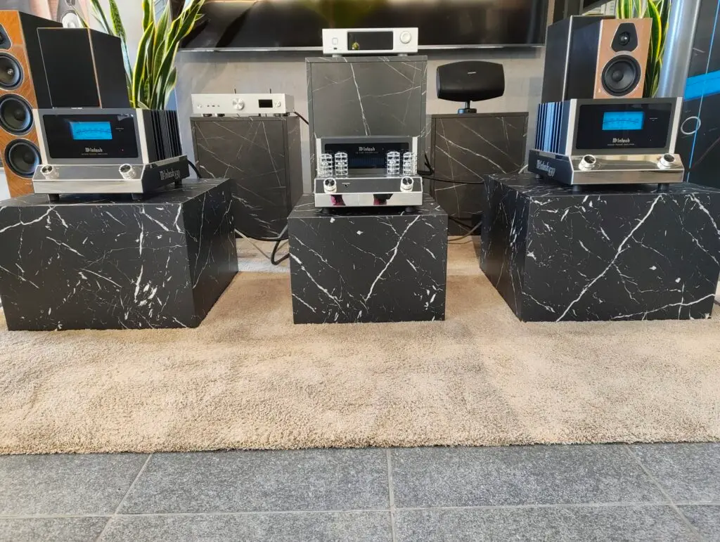 McIntosh Vorstufe C8 und Monoblöcke 830